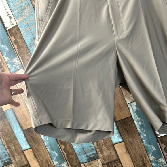 Greg Norman 40 stretch Men's Tan Shorts - Picture 7 of 12